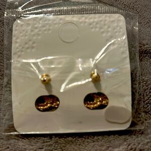 Gorgeous costume earrings, color, gold